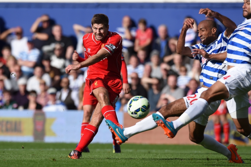 Liverpoolský Steve Gerrard střílí na bránu QPR.