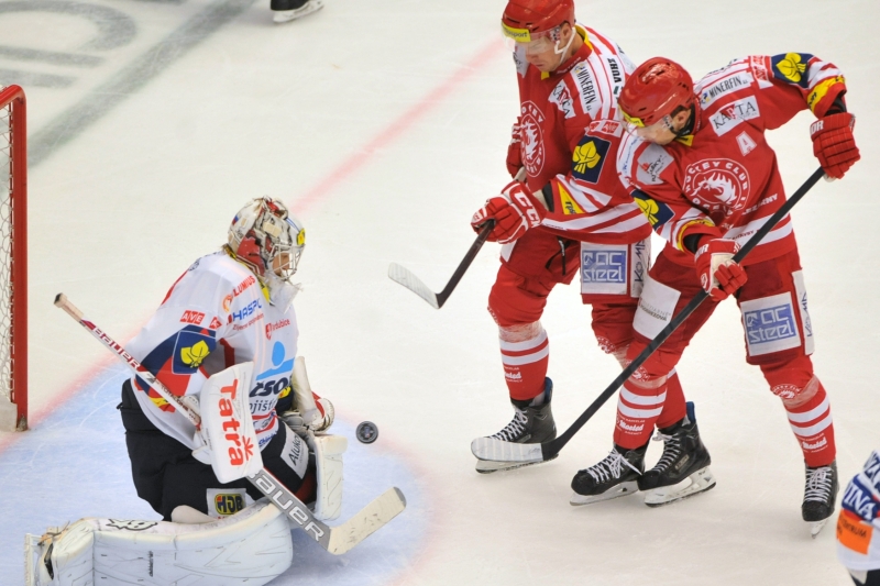 Utkání 14. kola hokejové extraligy HC Oceláři Třinec - HC ČSOB Pojišťovna Pardubice. Zleva Robert Kristan z Pardubic, Martin Adamský a Jiří Polanský (oba z Třince).