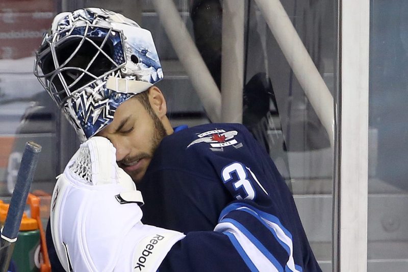 Brankář Ondřej Pavelec pustil čtyři góly.