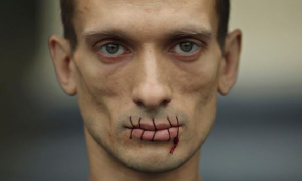 Vášnivě protestující umělec Pjotr Pavlenskij.