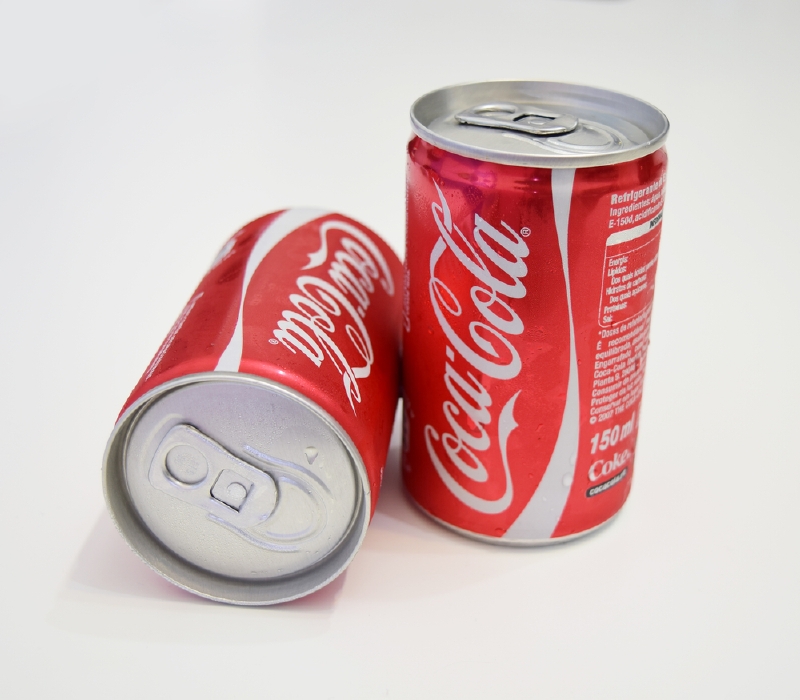 Plechovka coca-coly denně poškozuje DNA. Plechovka coca-coly denně poškozuje DNA.