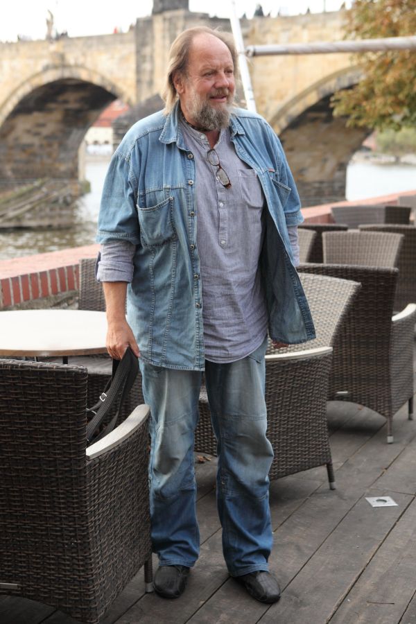 Lešek dorazil na křest knihy. A vypadal o poznání lépe, než před pár měsíci. Následky mrtvice jsou pryč.