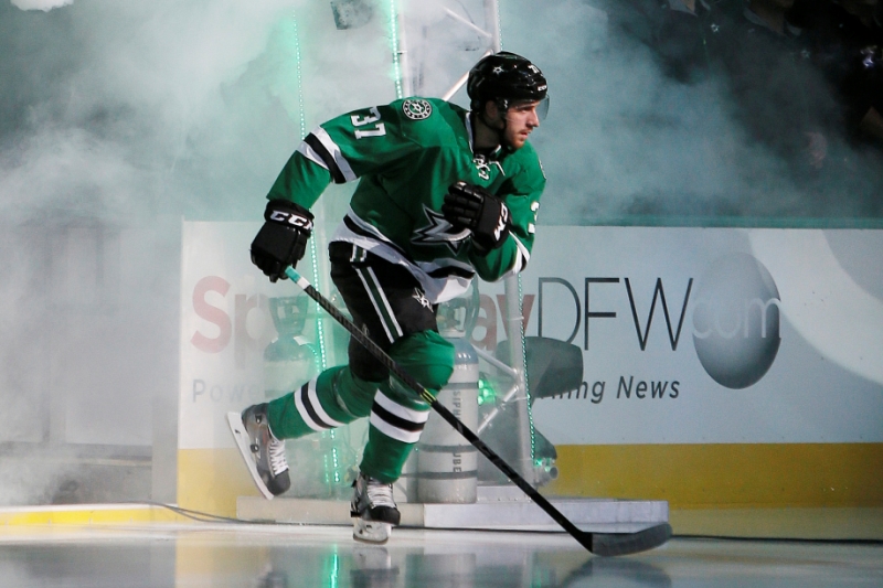 Švédský hokejový obránce Patrik Nemeth bude po nepříjemném řezném zranění paže z nedělního utkání proti Philadelphie chybět Dallasu ve zbytku základní části NHL. Švédský hokejový obránce Patrik Nemeth bude po nepříjemném řezném zranění paže z nedělního utkání proti Philadelphie chybět Dallasu ve zbytku základní části NHL.