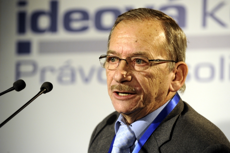 Jaroslav Kubera se stal předsedou senátorského klubu ODS. Jaroslav Kubera se stal předsedou senátorského klubu ODS.