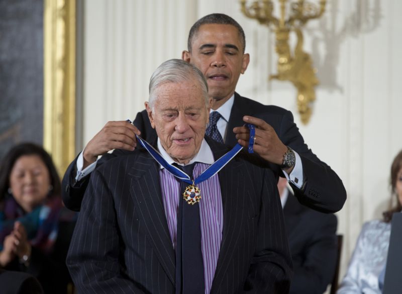 V roce 2013 udělil prezident Barack Obama Bradleemu vyznamenání, Medaili svobody.