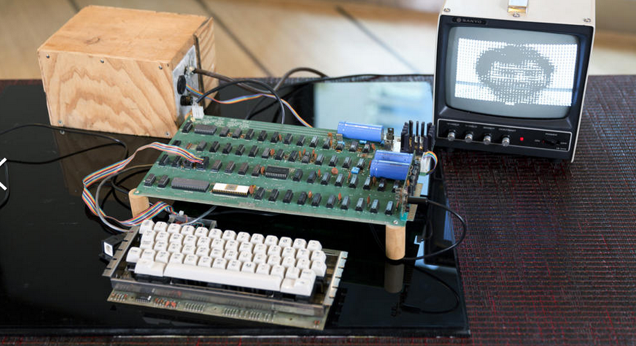 Apple-1 prodaný v newyorské aukci. Apple-1 prodaný v newyorské aukci.