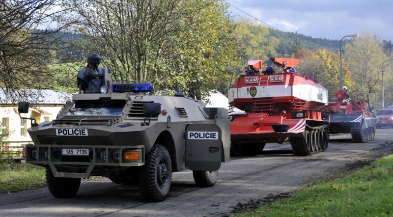 Během evakuace budou pyrotechnici provádět průzkum okolí areálu skladu. Na snímku pyrotechnici, tank hasičů a vyprošťovací tank hasičů.