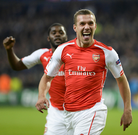 Právě dokonal obrat. Lukas Podolski slaví vítězný gól.