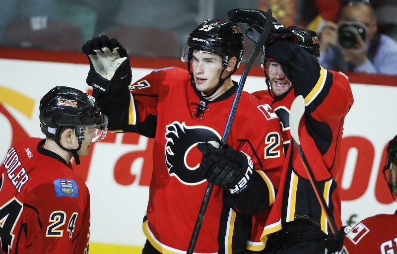 Jiří Hudler (vlevo) asistoval u dvou branek Calgary.