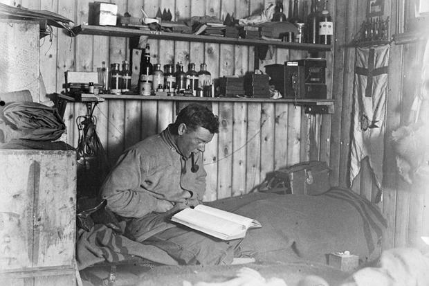 Fotograf, zoologem i lékař George Murray Levick.