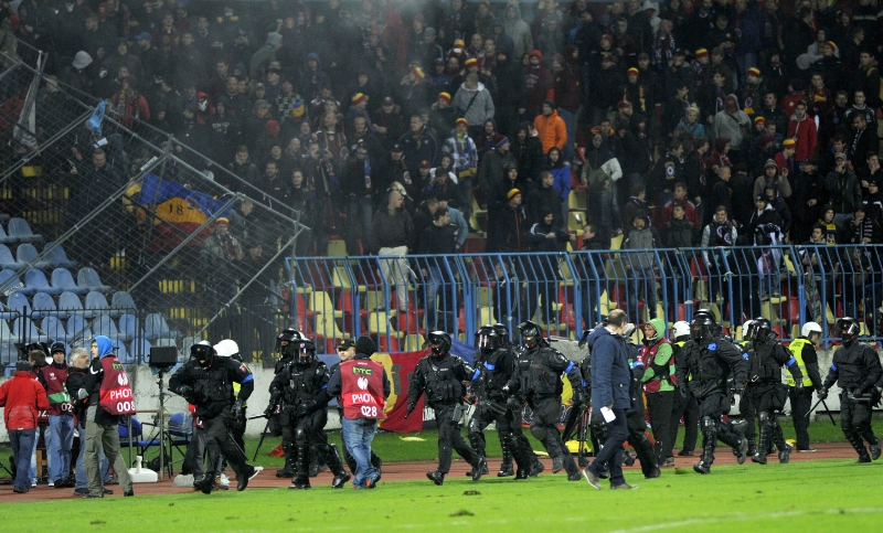 K výtržnostem fanoušků během utkání Evropské ligy mezi Slovanem Bratislava a Spartou Praha došlo podle slovenského tisku z důvodu nedostatečné pořadatelské služby na zastaralém stadionu slovenského fotbalového mistra. K výtržnostem fanoušků během utkání Evropské ligy mezi Slovanem Bratislava a Spartou Praha došlo podle slovenského tisku z důvodu nedostatečné pořadatelské služby na zastaralém stadionu slovenského fotbalového mistra.