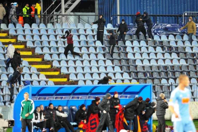 Chuligáni vtrhli na tribunu, kde seděly rodiny s dětmi.