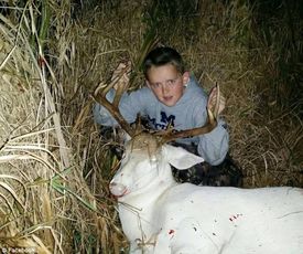 Vzácný jelen však není chlapcův první úlovek.