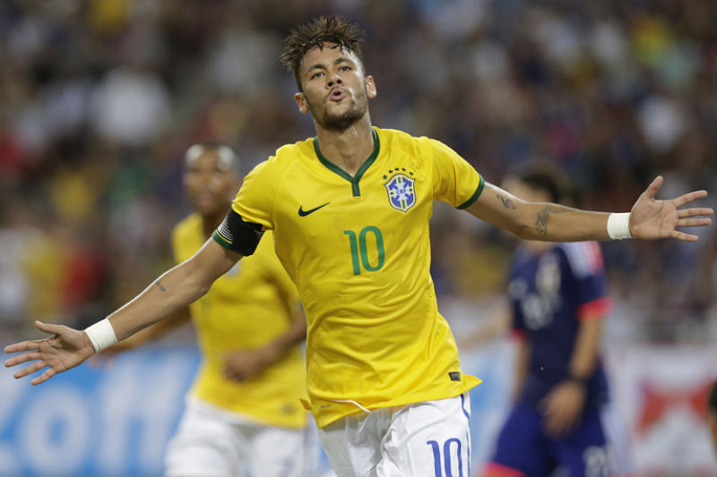 Novopečený kapitán brazilského národního týmu Neymar porušil zákaz trenéra Dunga o politickém vyjadřování. Novopečený kapitán brazilského národního týmu Neymar porušil zákaz trenéra Dunga o politickém vyjadřování.