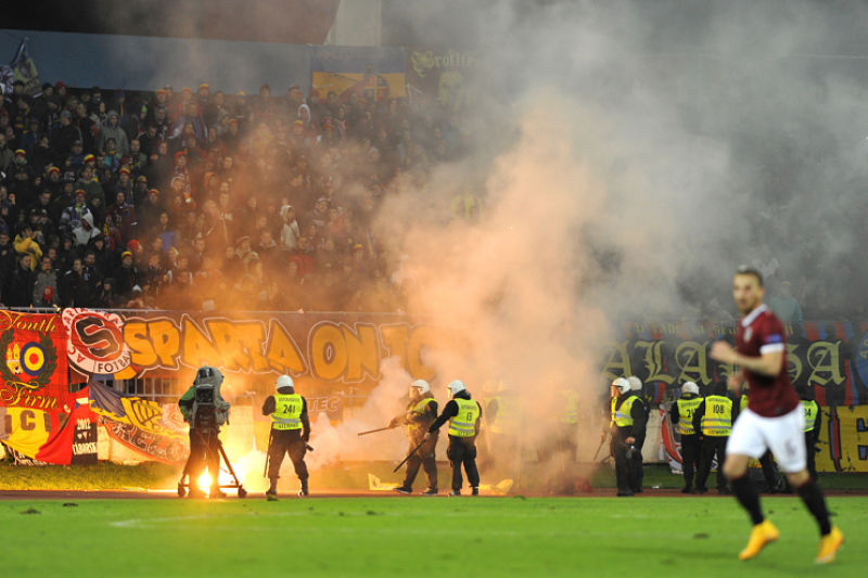 Za výtržnosti fanoušků stihne Slovan Bratislava od UEFA nejspíš nemalý trest. Za výtržnosti fanoušků stihne Slovan Bratislava od UEFA nejspíš nemalý trest.