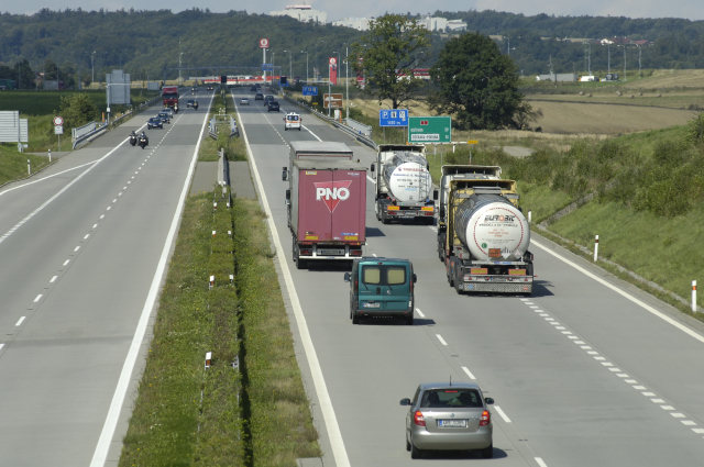 Variací na téma, jak ošidit stát, je bezpočet. Přemýšleli jste, proč jsou silnice plné kamionů?