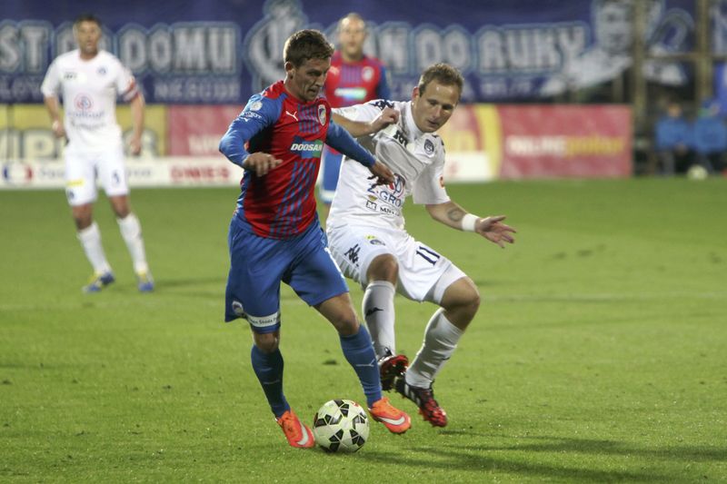 12. kolo první fotbalové ligy: 1. FC Slovácko - Viktoria Plzeň, 25. října v Uherském Hradišti. Zleva Ondřej Vaněk (Plzeň) a Jiří Valenta (1. FC Slovácko).