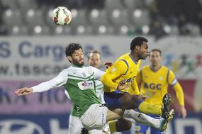 Utkání 12. kolo první fotbalové ligy Baumit Jablonec - FK Teplice 25. října v Jablonci nad Nisou. Daniel Silva Rossi (vlevo) z Jablonce a Eugene Salami z Teplic.