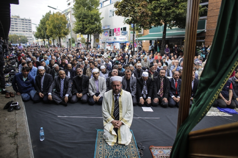 Muslimové během veřejné modlitby v Berlíně.