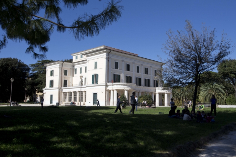 Villa Torlonia, jejíž součásti je také bývalý Mussoliniho bunkr. Villa Torlonia, jejíž součásti je také bývalý Mussoliniho bunkr.