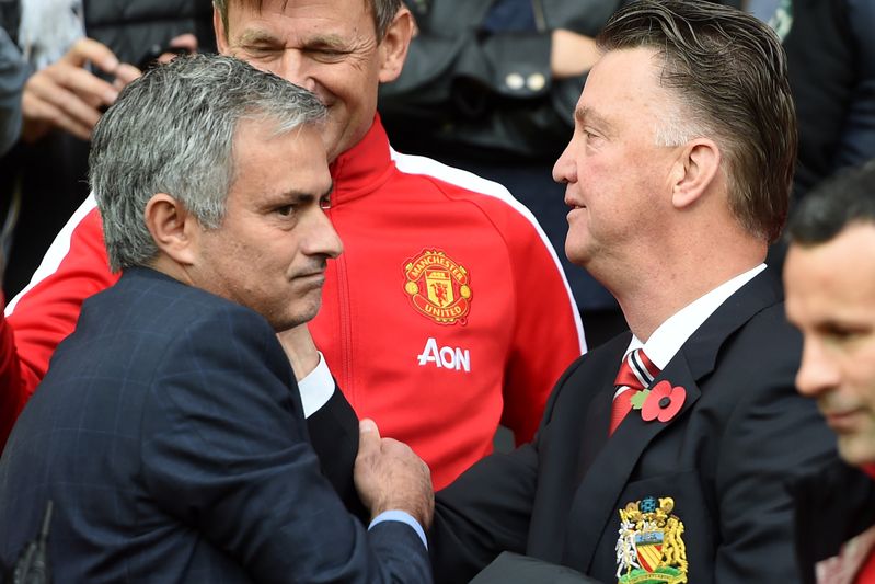 José Mourinho (vlevo) a Louis Va Gaal.