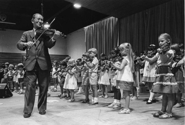 Šiniči Suzuki představuje svou pedagogickou metodu.