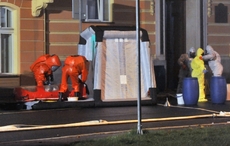 Převoz pacientky s podezřením na ebolu z Karlových varů do Prahy.
