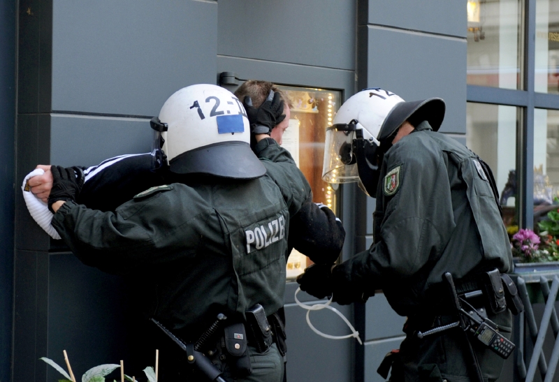 Policie zatýká v Kolíně nad Rýnem účastníka antisalafistické demosntrace.