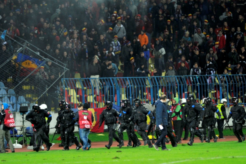 Utkání Slovan Bratislava - Sparta muselo být kvůli výtržnostem přerušeno. Utkání Slovan Bratislava - Sparta muselo být kvůli výtržnostem přerušeno.