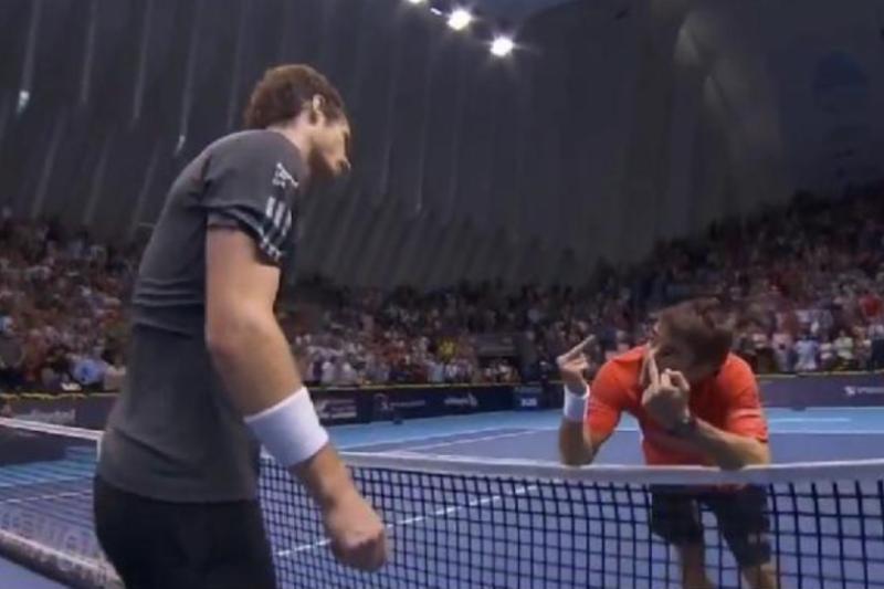 Tommy Robredo neudržel emoce po smolné porážce ve finále s Andym Murraym na turnaji ve Valencii.
