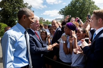 Stále populární Obama? Na snímnku se svým předchůdcem v Bílém domě Clintonem.