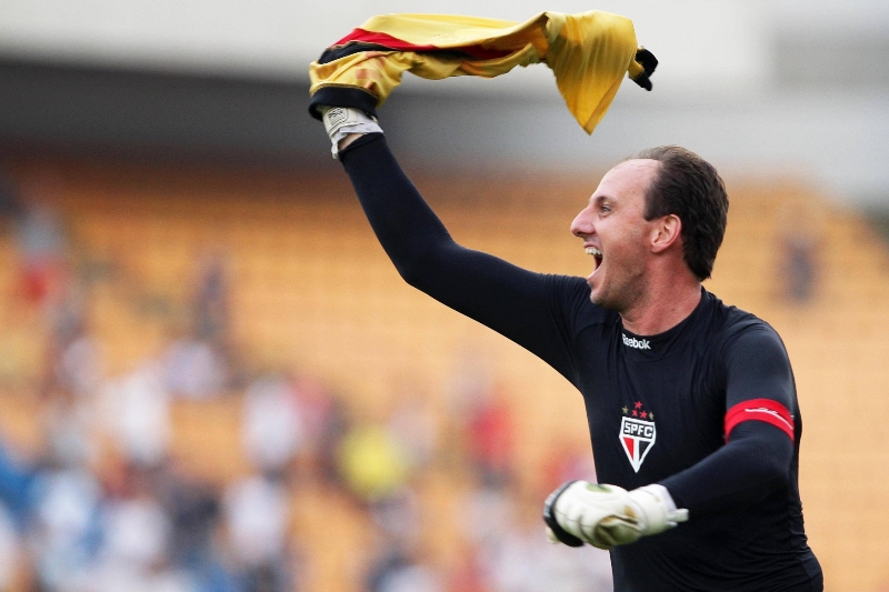 Brazilský fotbalový brankář Rogério Ceni je novým světovým rekordmanem v počtu vítězství za jediný klub.