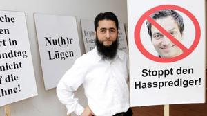Salafista podal na Nuhra trestní oznámení.