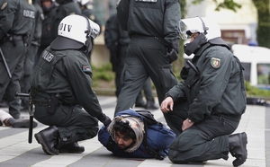 Policie pacifikuje demonstrující salafisty v Německu.