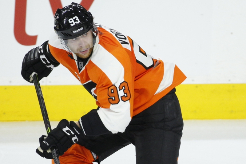Hokejový útočník Jakub Voráček v NHL potřetí za sebou přihrál na dva góly a přispěl k výhře Philadelphie nad Los Angeles 3:2 v prodloužení. 