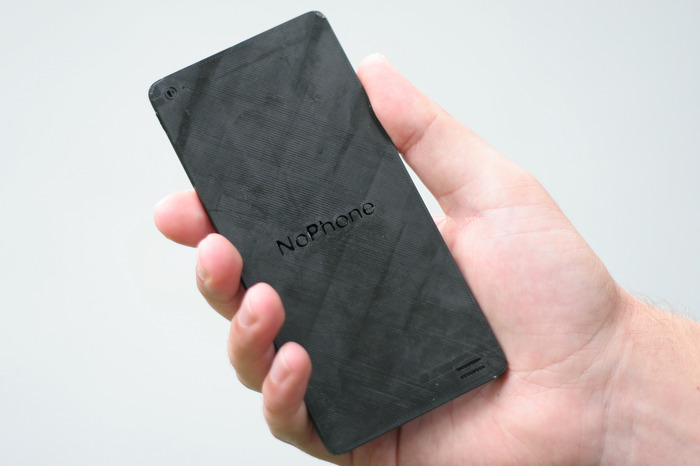 NoPhone. Nerozbitný, odolný proti hackerům i vodě. A v kině vás nebude rušit.