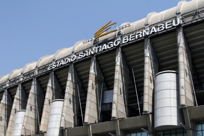 Fotbalovému Realu Madrid pomůže finančně pokrýt rozsáhlou rekonstrukci stadionu Santiaga Bernabéua investiční společnost ze Spojených arabských emirátů. Fotbalovému Realu Madrid pomůže finančně pokrýt rozsáhlou rekonstrukci stadionu Santiaga Bernabéua investiční společnost ze Spojených arabských emirátů.