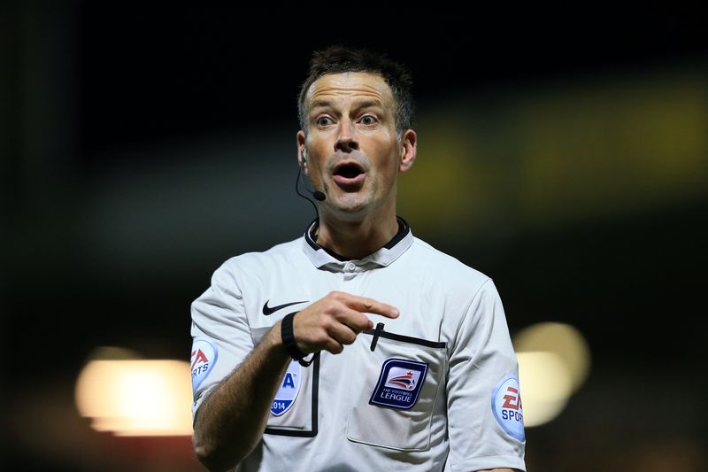 Rozhodčí Mark Clattenburg.