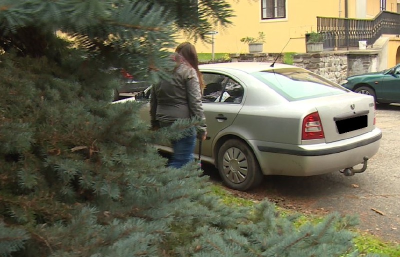 Mladé řidičky v Hořovicích občas najdou u svých aut propíchnuté či vypuštěné pneumatiky.