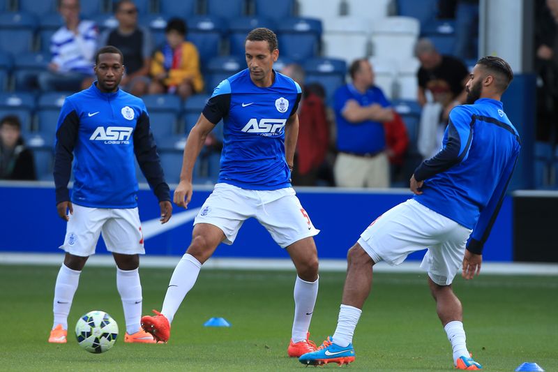 Rio Ferdinand (uprostřed) se svými spoluhráči. 