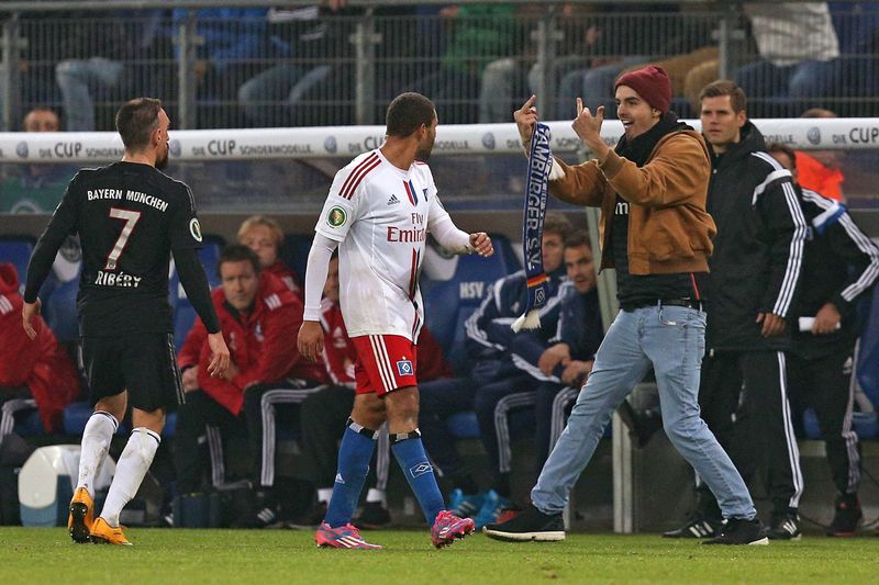 Útok domácího příznivce na největší hvězdu Bayernu Francka Ribéryho. 