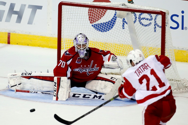Brankář Braden Holtby sám zakopl, přesto gól nebyl uznán.