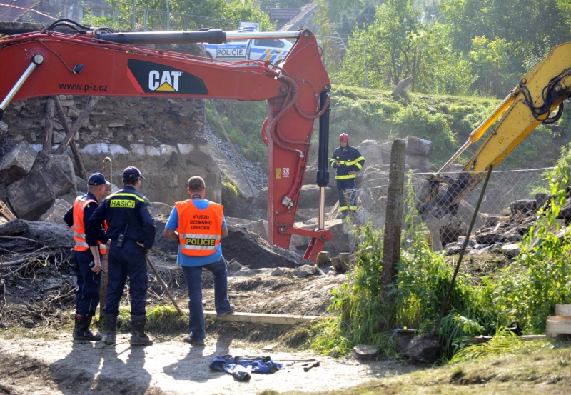 Zřícený most ve Vilémově na Havlíčkobrodsku. Čtyři z šesti dělníků, kteří v tu dobu pod mostem pracovali, zahynuli.