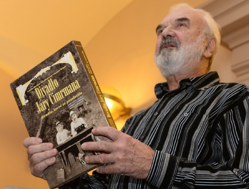 Zdeněk Svěrák představuje obrazovou publikaci.