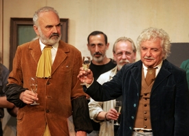 Zdeněk Svěrák a Ladislav Smoljak ve hře Vyšetřování ztráty třídní knihy.