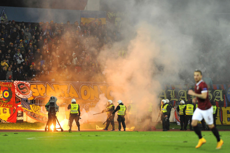 Sparťanští fanoušci narušili zápas Evropské ligy proti Slovanu Bratislava. Sparťanští fanoušci narušili zápas Evropské ligy proti Slovanu Bratislava.