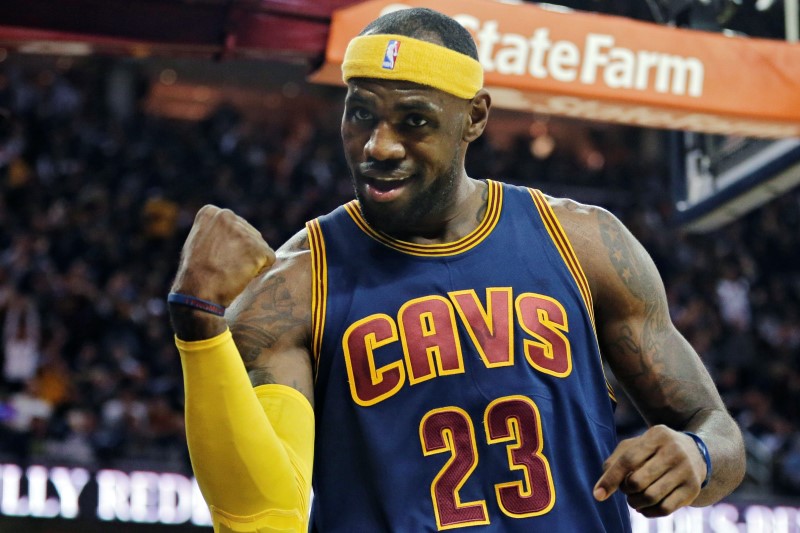 Soutěžní premiéra basketbalové hvězdy LeBrona Jamese po jeho návratu do Clevelandu se nepovedla. 