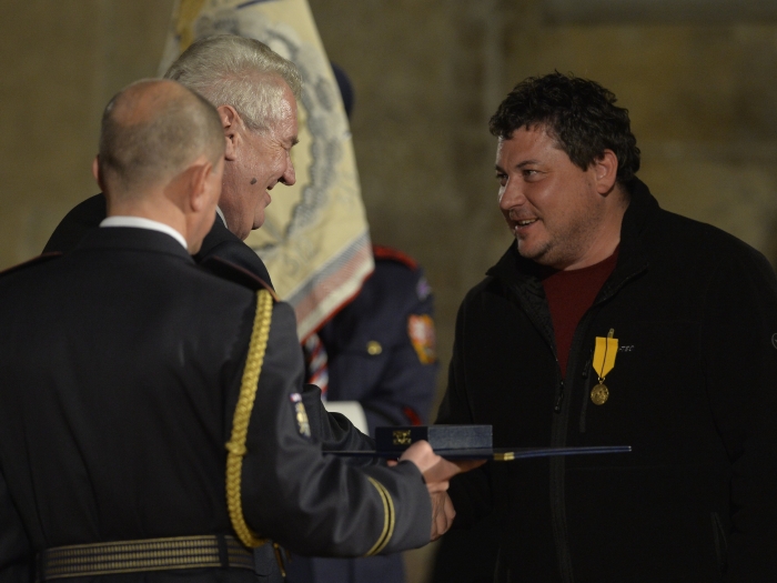 Režisér Robert Sedláček přebírá od Miloše Zemana státní vyznamenání..