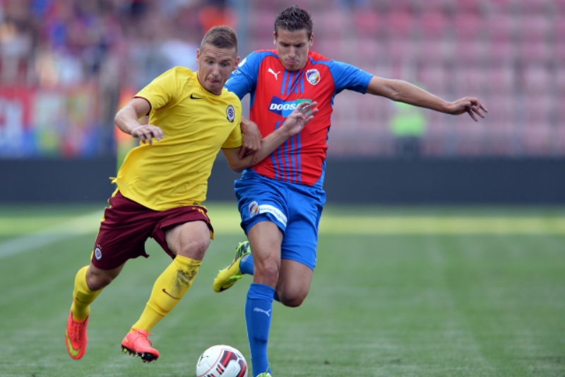 Sparťan Pavel Kadeřábek (vlevo) v souboji s Janem Kovaříkem z Plzně.