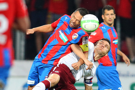 Plzeňský Pavel Horváth (vlevo) v souboji s Davidem Lafatou ze Sparty.